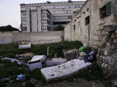 Nella zona in cui si doveva costruire un'aula bunker per il Tribunale sorge oggi una discarica a cielo aperto
